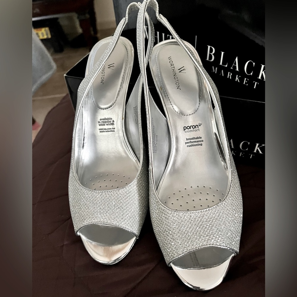 Super cute!!! Worn once. Excellent condition! So comfortable